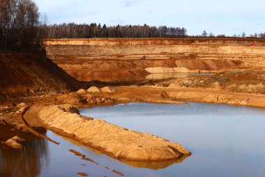 Kırmızımsı sarı kum, kum madenciliği olan büyük bir kum havuzu manzarası