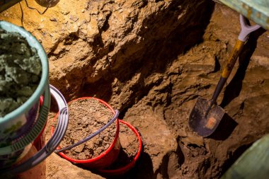 Evin bodrumunu elle kazmak, kovalarla toprağı boşaltmak.