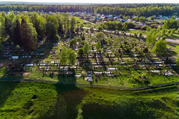 Kırsal mezarlığın panoramik hava görüntüsü. Krivskoe, Borovsky Bölgesi, Kaluzhskiy Bölgesi, Rusya