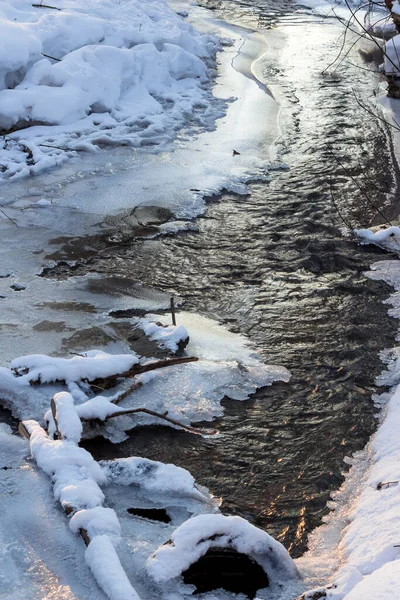 Soğuk mevsimde buzla kaplı küçük bir nehir.