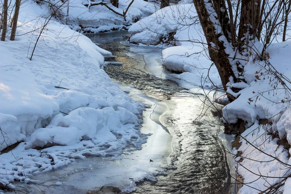 Mała Rzeka Pokryta Lodem Okresie Zimowym — Zdjęcie stockowe