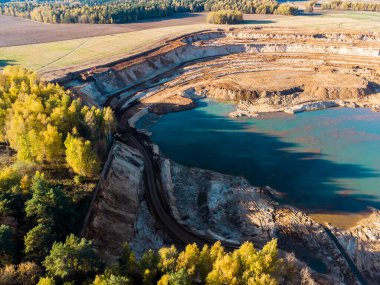Sınırda, büyük bir kum kuyusu ve hava manzarasıyla hayatta kalan orman bölgesi.