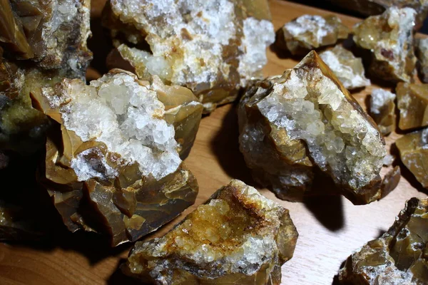 Batu Batu Flint Dengan Kwarsa Geode Closeup — Stok Foto