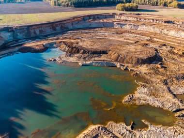 Büyük bir kum çukurunun gelişim alanı, hava manzarası.