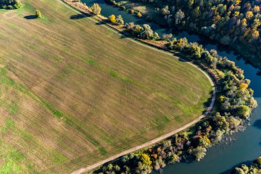 Orman ve tarım alanları arasında akan nehirde keskin bir viraj, hava manzarası