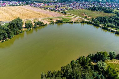 Rusya 'nın Kaluga bölgesi, Zhukovsky ilçesi Mashkovo köyündeki Mashkovsky göletinin havadan görünüşü