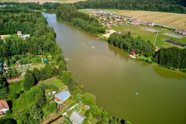 Rusya 'nın Kaluga bölgesi, Zhukovsky ilçesi Mashkovo köyündeki Mashkovsky göletinin havadan görünüşü