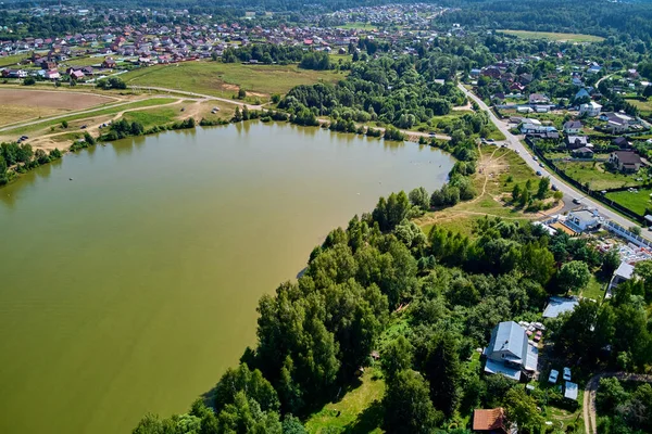 Rusya 'nın Kaluga bölgesi, Zhukovsky ilçesi Mashkovo köyündeki Mashkovsky göletinin havadan görünüşü