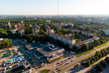 Bir taşra kasabasının kentsel gelişimi ve yüksek meteorolojik direğin panoramik hava görüntüsü: Obninsk, Rusya - Temmuz 2021