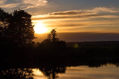 Yaz akşamında nehrin üzerinde güzel bir gün batımı.