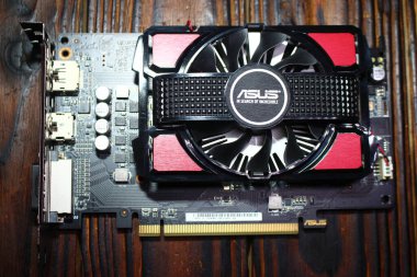 ASUS Radeon RX550 2GB grafik kartı masada, ön tarafta: Rusya - Ocak 2021