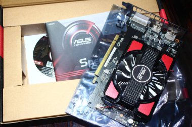 ASUS Radeon RX550 2GB grafik kartı masada, ön tarafta: Rusya - Ocak 2021
