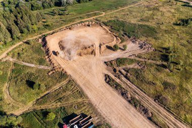 Kum kuyusu madenciliğinden önce bir parça toprak üzerindeki aşırı yükün kaldırılması, hava manzarası