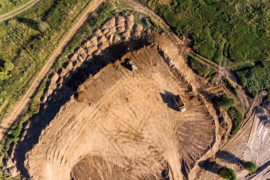 Kum kuyusu madenciliğinden önce bir parça toprak üzerindeki aşırı yükün kaldırılması, hava manzarası