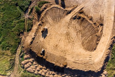 Kum kuyusu madenciliğinden önce bir parça toprak üzerindeki aşırı yükün kaldırılması, hava manzarası
