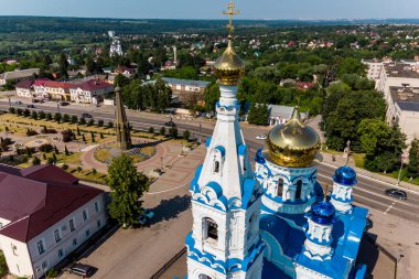 Rusya 'nın Maloyaroslavets şehrinin ana meydanındaki Kutsal Bakire' nin Varsayımı Katedrali 'nin çan kulesinin havadan görüntüsü.