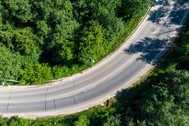 Arabasız tehlikeli virajlı otoyol, hava manzaralı