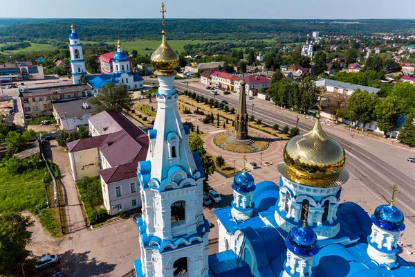 Rusya 'nın Maloyaroslavets şehrinin ana meydanındaki Kutsal Bakire' nin Varsayımı Katedrali 'nin çan kulesinin havadan görüntüsü.