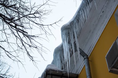 Çatıda tehlikeli keskin buz sarkıtları var.