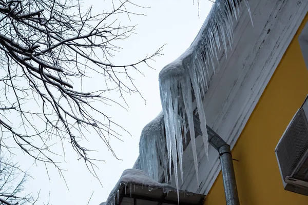 Gefährlich Scharfe Eiszapfen Auf Dem Dach Stockfoto