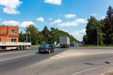 A-130 karayolu ve A-108 karayolunun kesiştiği Vorobyi, Kaluzhskiy bölgesi, Rusya - Temmuz 2021