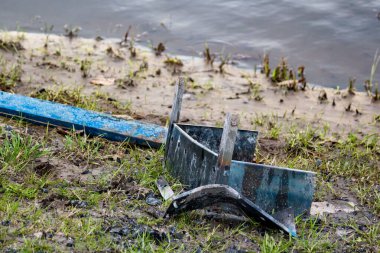 Doğada kullanılmış ve atılmış. Kırık tek kullanımlık brazier.