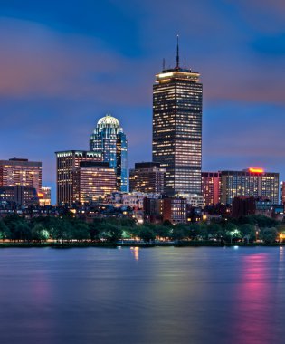 charles river of boston gece karanlığında göster