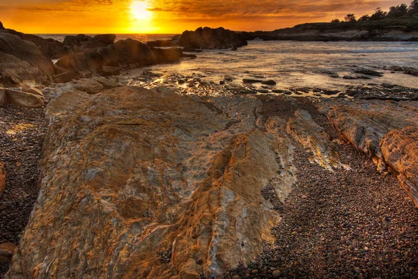 Gloeiende strand bij zonsondergang — Stockfoto
