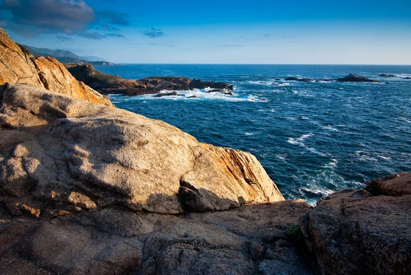 Blick von einer Klippe auf den Ozean — Stockfoto