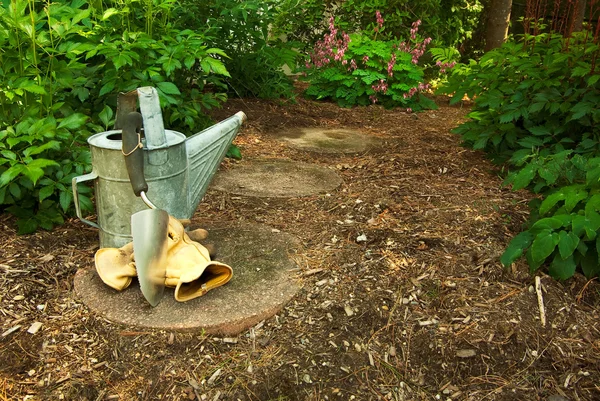 An Old Watering Can with Trowl and Work Gloves — Stock Photo, Image