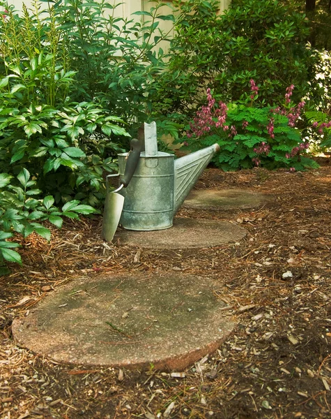 Portrain Orientation of a Trowel and Watering Can on the Garden — Stock Photo, Image