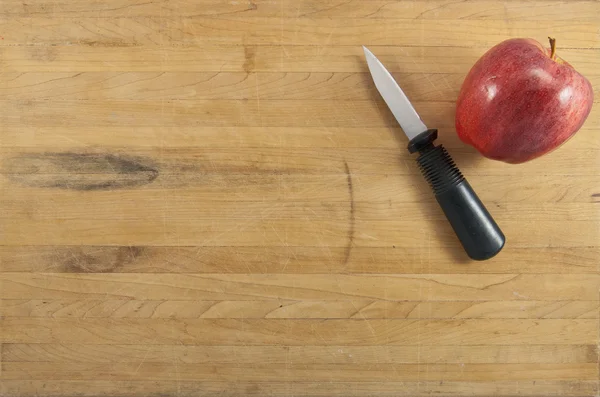 Apple and Knife on Cutting Board — Stock Photo, Image