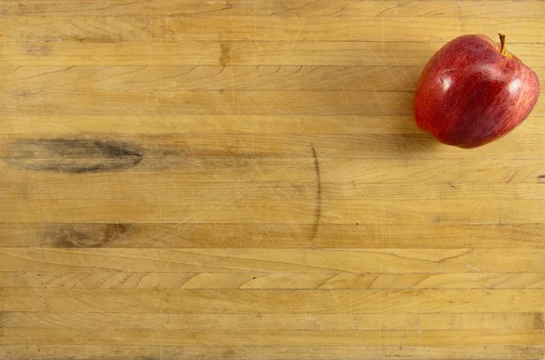 Вкусное яблоко на разделочной доске — стоковое фото