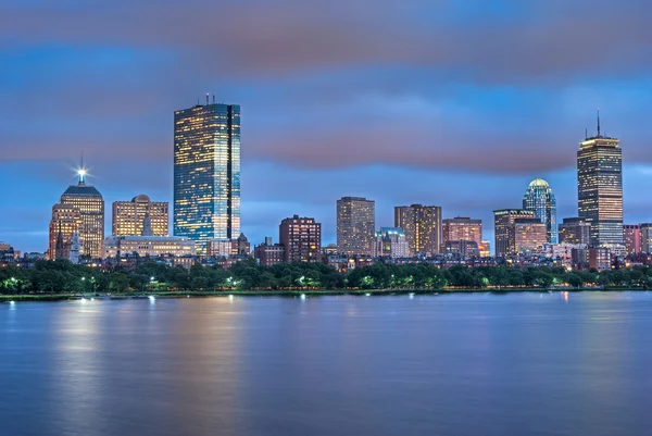 Boston Skyline in der Abenddämmerung über den Charles — Stockfoto