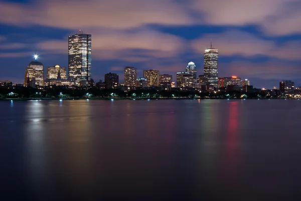 Vista notturna dello skyline di Boston sul fiume Charles — Foto Stock