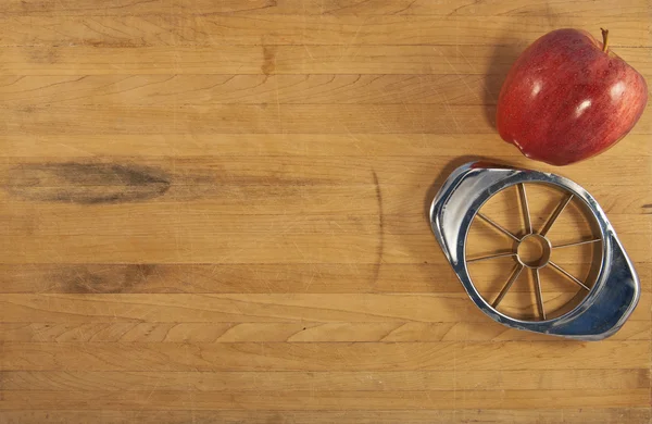 Apple and Corer on a Wooden Countertop — Stock Photo, Image