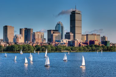 Boston manzarası ve yelkenli