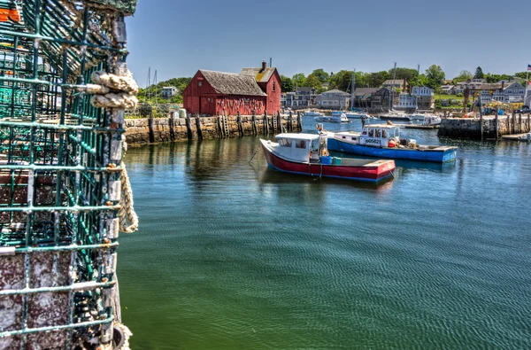 Рыболовные лодки и горшки с лобстерами в гавани Рокпорта — стоковое фото