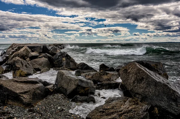 Golven op stormachtige dag — Stockfoto