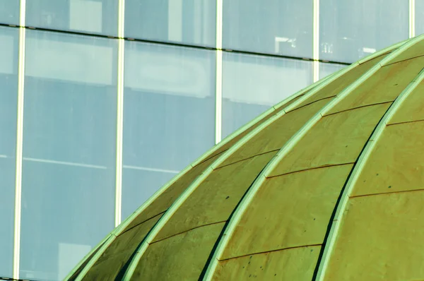 Close Up Green Dome Roof и Office Windows — стоковое фото