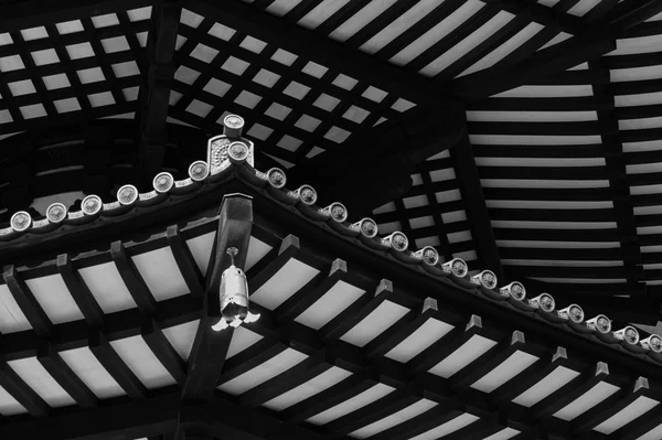 Μαύρο & λευκό ιαπωνικής παγόδας οι οποίες διακοσμητικά δοκάρια στην οροφή — Φωτογραφία Αρχείου