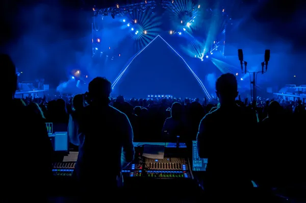 Rockkonzert mit leerer Bühne — Stockfoto