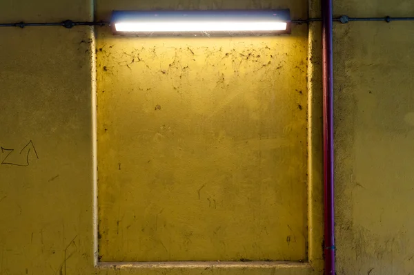 肮脏的墙壁上，光亮带钢与 drainpip — 图库照片