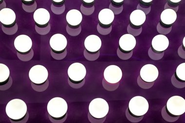 Mor zemin üzerine beyaz ışıkları