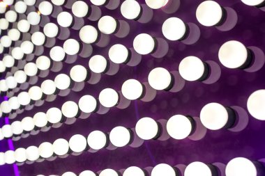 Mor zemin üzerine beyaz ışıkları