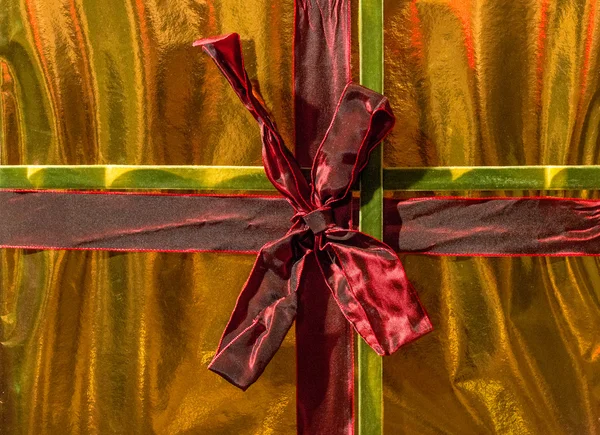 Gold Present with Bow — Stock Photo, Image