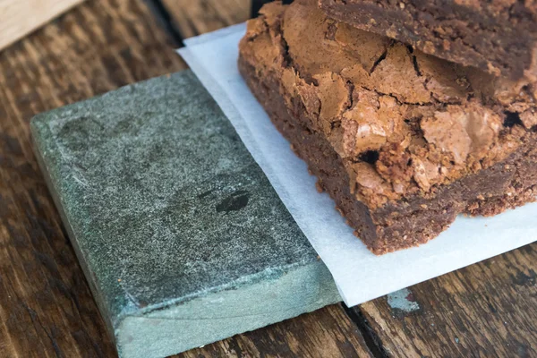 Brownies de chocolate y mesa de madera (2 ) — Foto de Stock