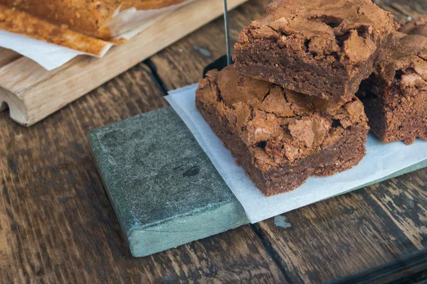 Brownies de chocolate y mesa de madera (3 ) — Foto de Stock