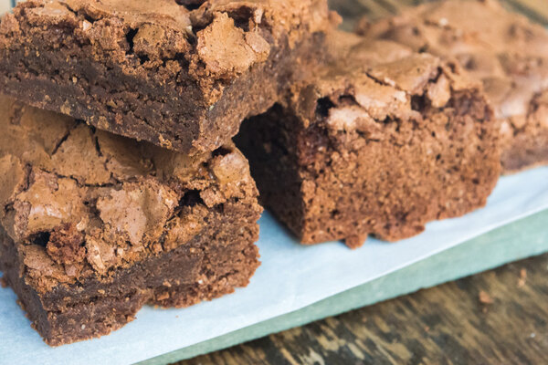 Шоколадные пирожные и деревянный стол (4
))