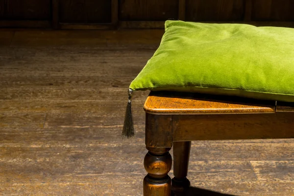 Зеленая подушка на деревянном стуле (2) ) — стоковое фото